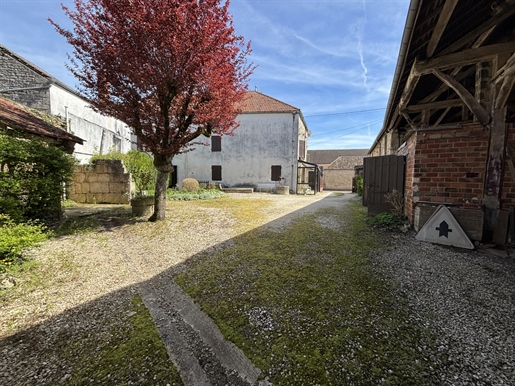 Boerderij met huis van 190 m2 met bijgebouwen en land van 1500m2 op de as Chatillon-Mo