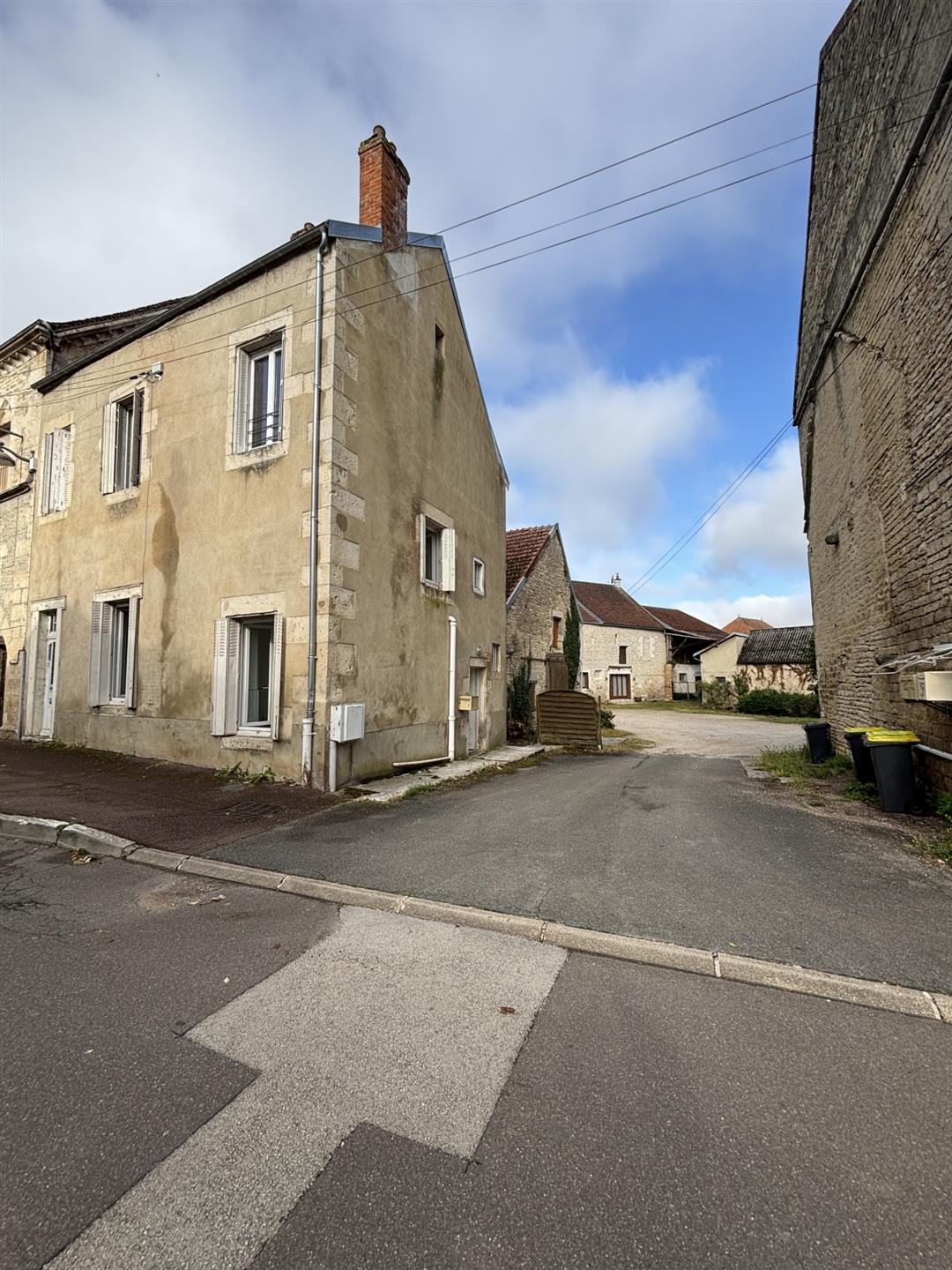 Chatillon Sur Seine : Proche du centre ville maison de 90m2rénovée avec remise et grange de 45m2