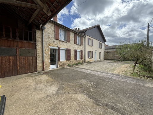 In Courban (21) old renovated farmhouse with two houses joined together, outbuildings and land