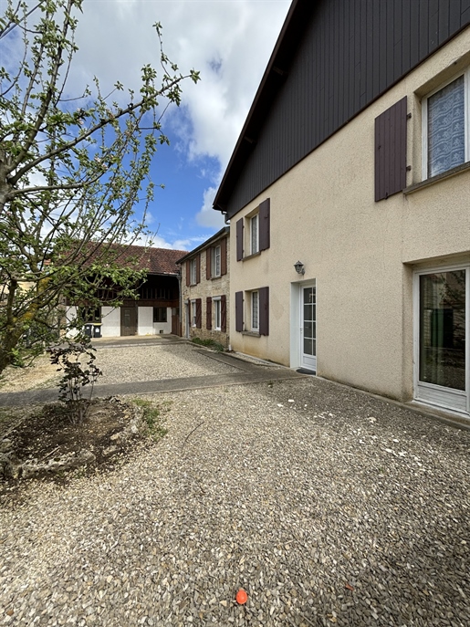 In Courban (21) old renovated farmhouse with two houses joined together, outbuildings and land