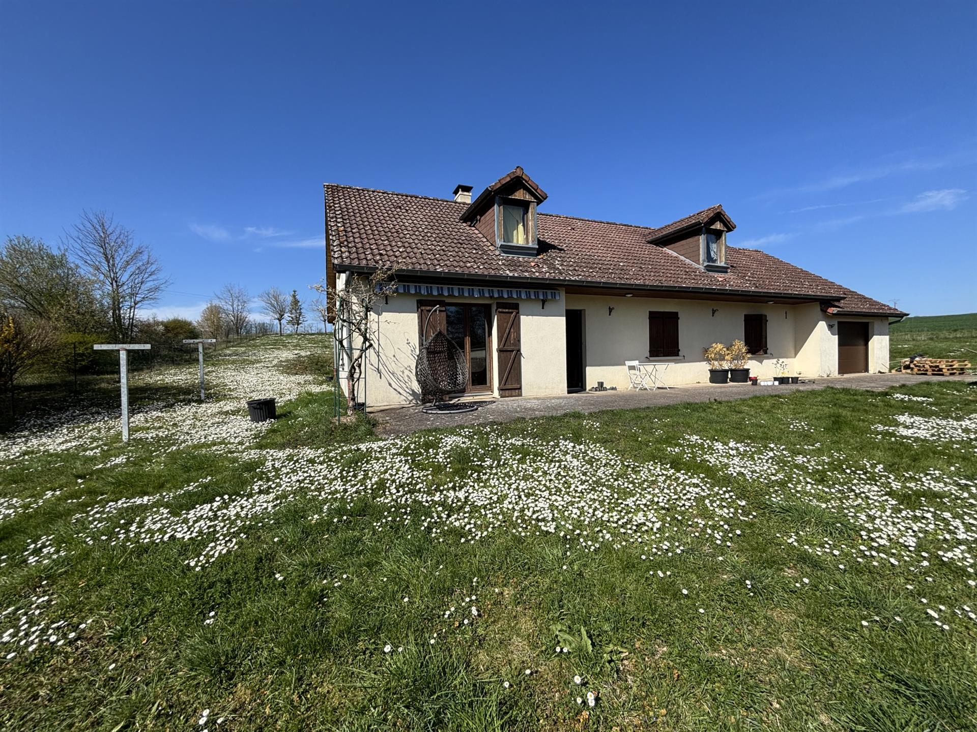 Pavillon 1988 de 160m2 ave un terrain clôt de 200M2 situé sur l'axe Chatillon s/Seine -Chaumont proc
