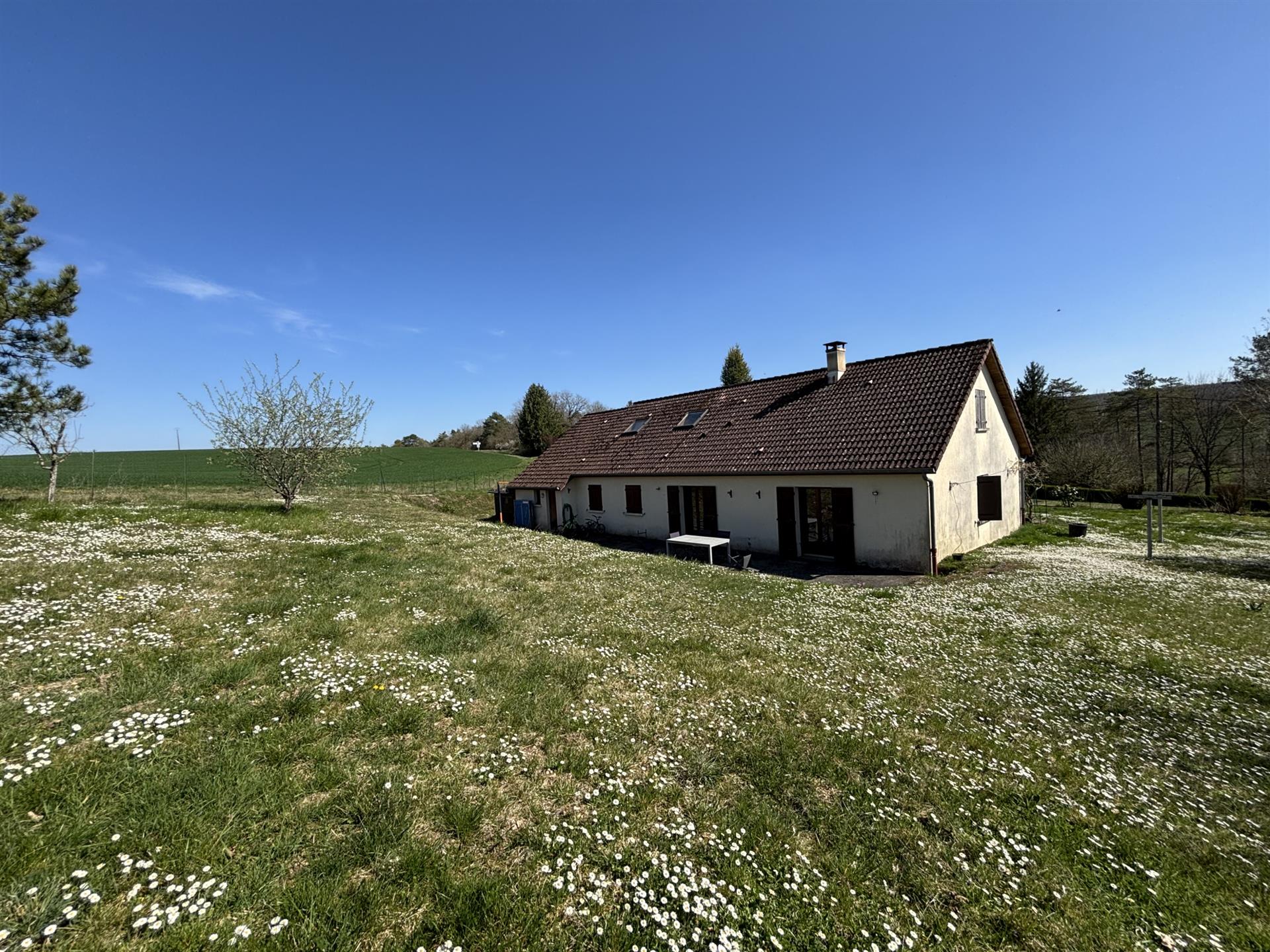 Pavillon 1988 de 160m2 ave un terrain clôt de 200M2 situé sur l'axe Chatillon s/Seine -Chaumont proc