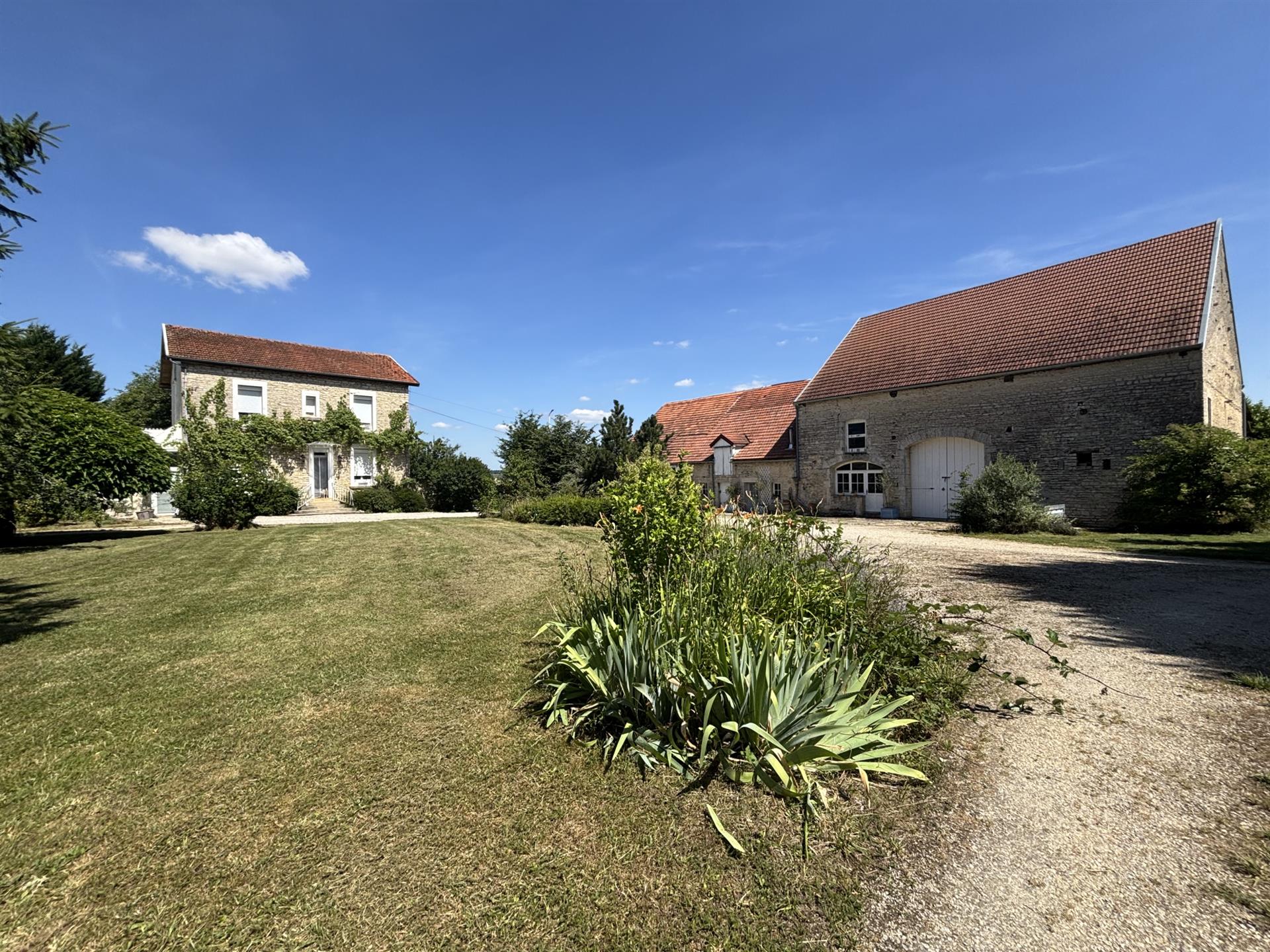 Au cœur du parc national ,corps de ferme isolé sur 9000m2 proche de Chatillon Sur Seine (21)