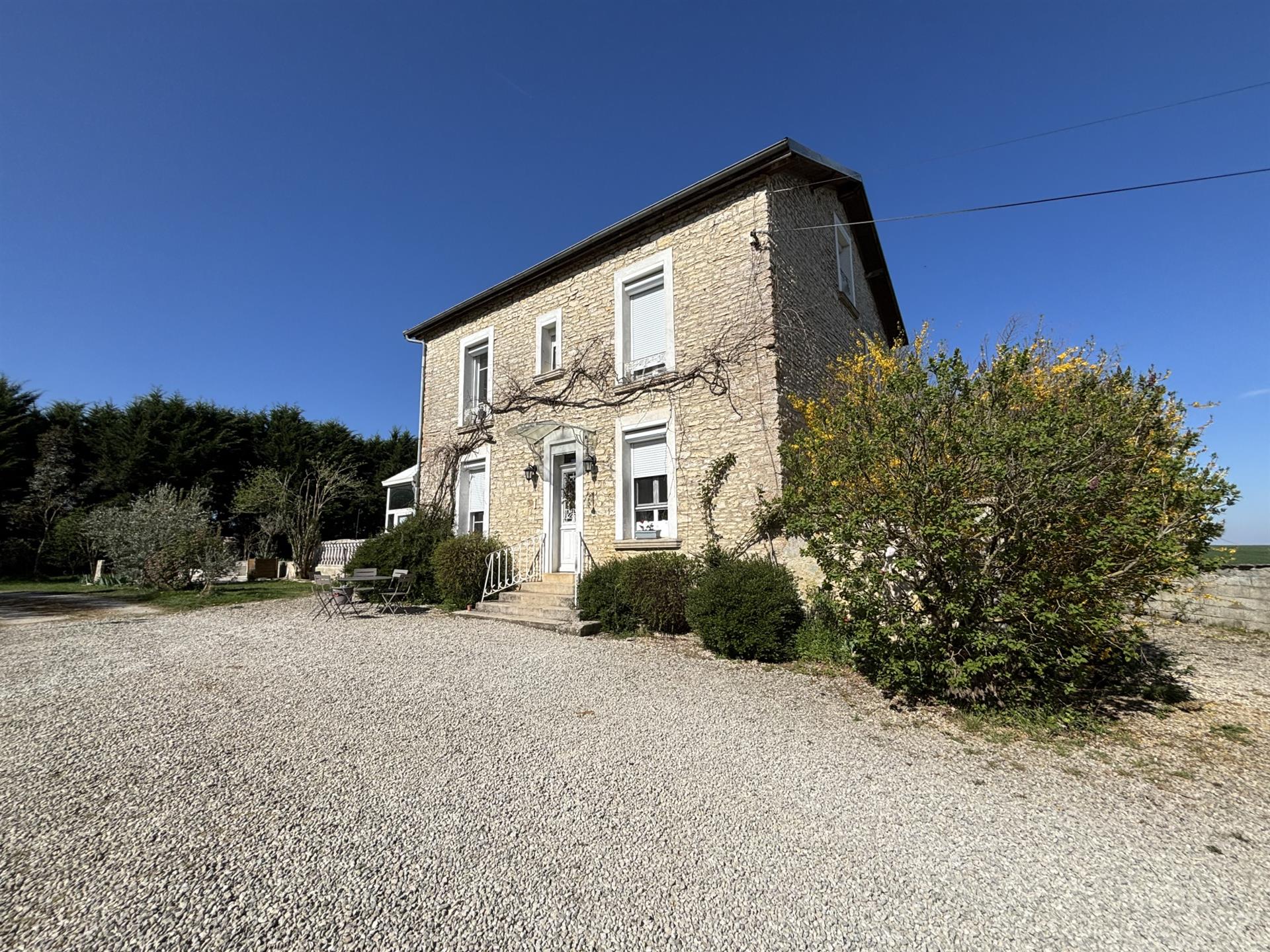 Au cœur du parc national ,corps de ferme isolé sur 9000m2 proche de Chatillon Sur Seine (21)
