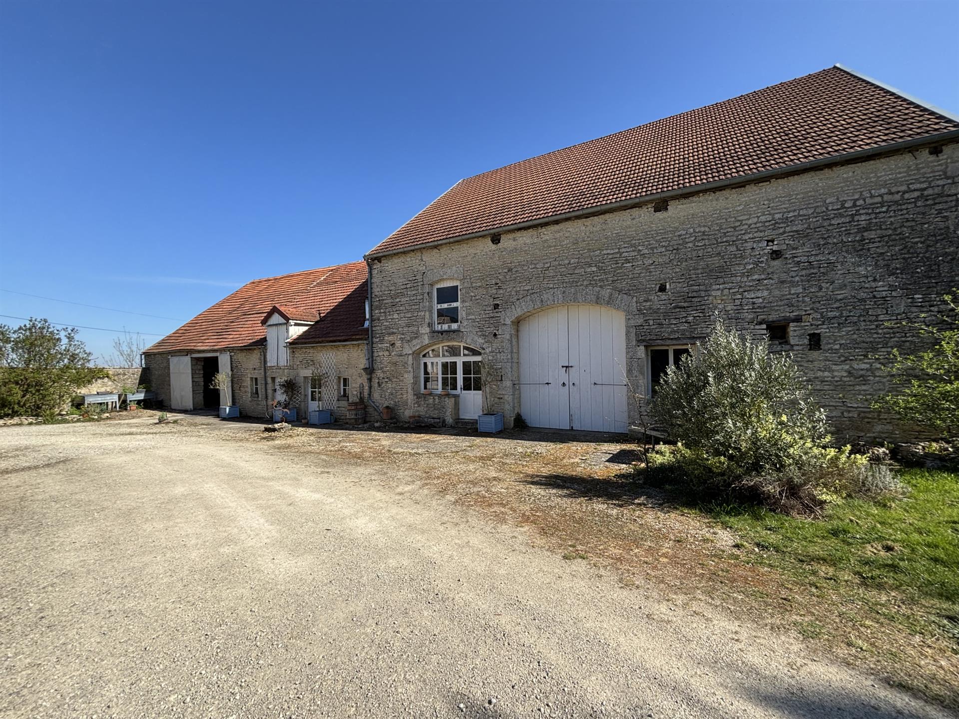 Au cœur du parc national ,corps de ferme isolé sur 9000m2 proche de Chatillon Sur Seine (21)