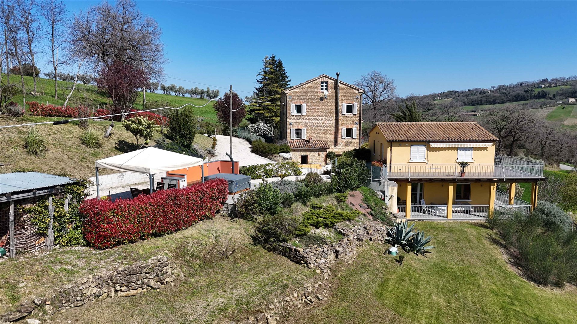 נכס כפרי באבן עם דיפנדנס ובית אורחים בסן ג'ינזיו