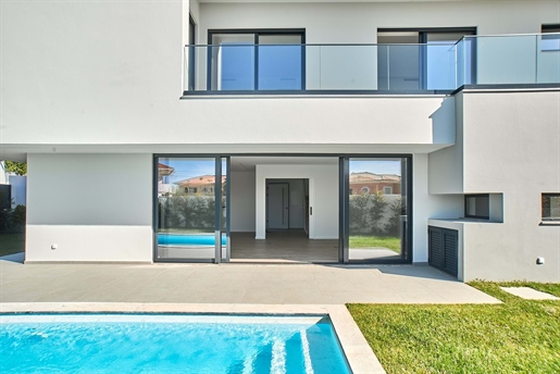 Maison individuelle de 5 chambres d’architecture contemporaine avec coin salon, piscine, jardin - Ca