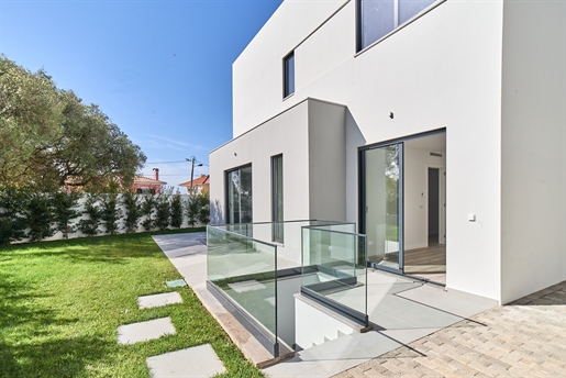 Casa unifamiliar de 5 dormitorios de arquitectura contemporánea con sala de estar, piscina, jardín -