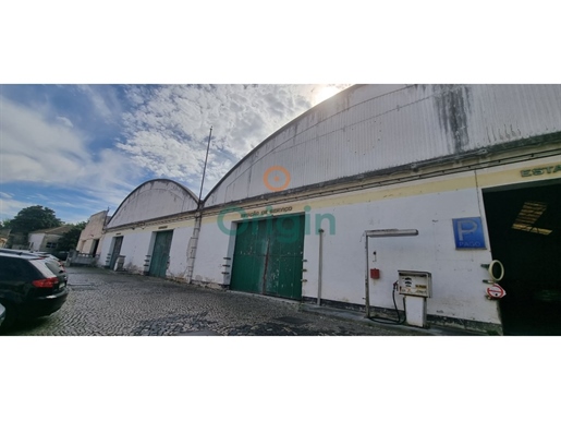 Warehouse for sale in the best area of Cacilhas.