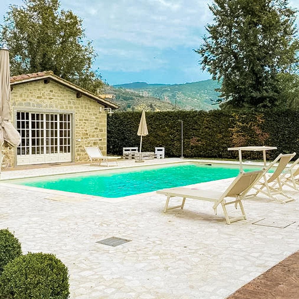 Casale in pietra con piscina a Cortona, Toscana