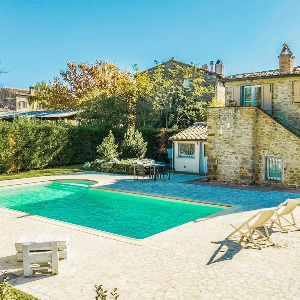 Casale in pietra con piscina a Cortona, Toscana
