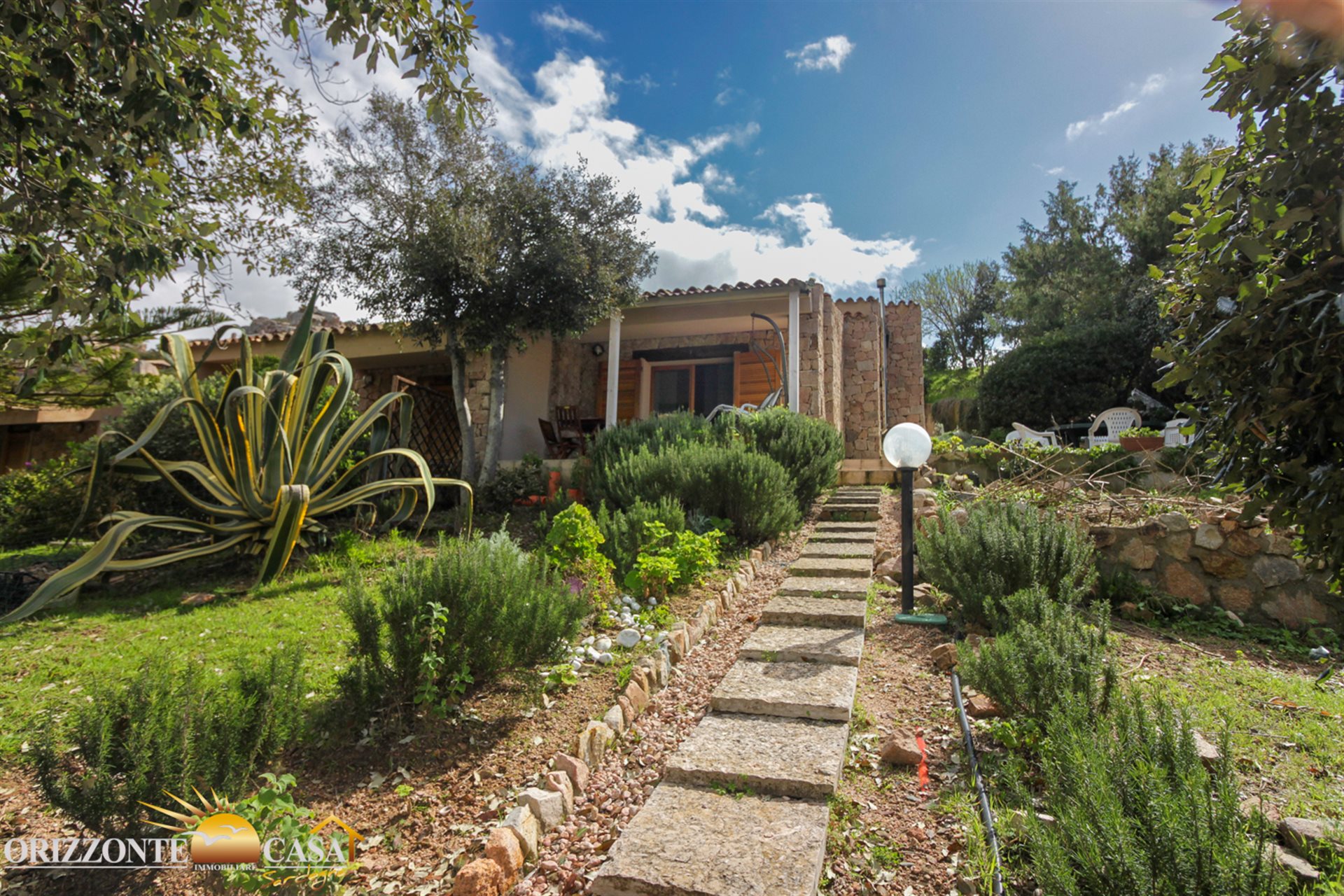Sardaigne, Costa Paradiso : maison de ville en bordure avec deux salles de bains