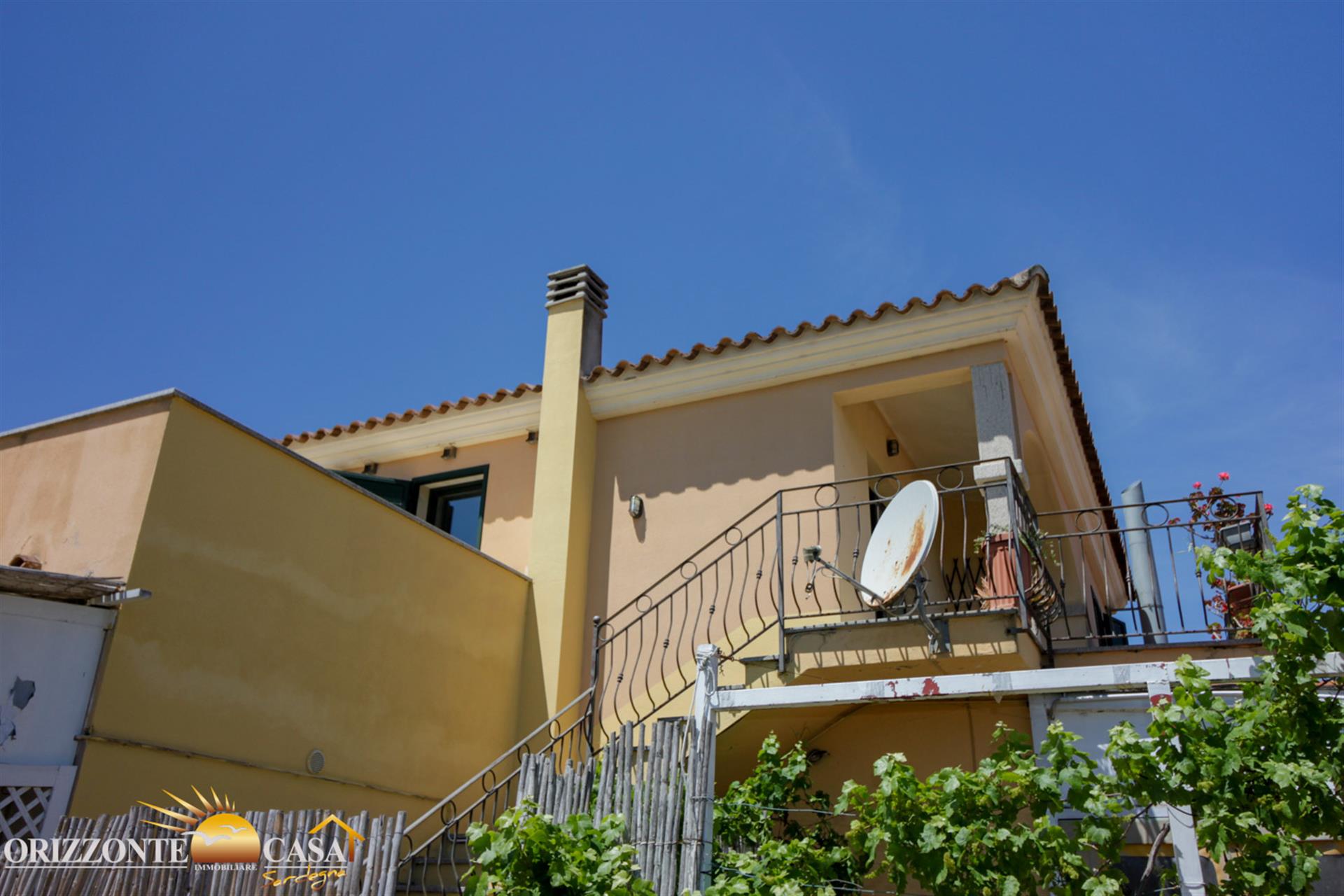 Sardinia – Porto San Paolo – Three-room apartment on the first floor with courtyard.