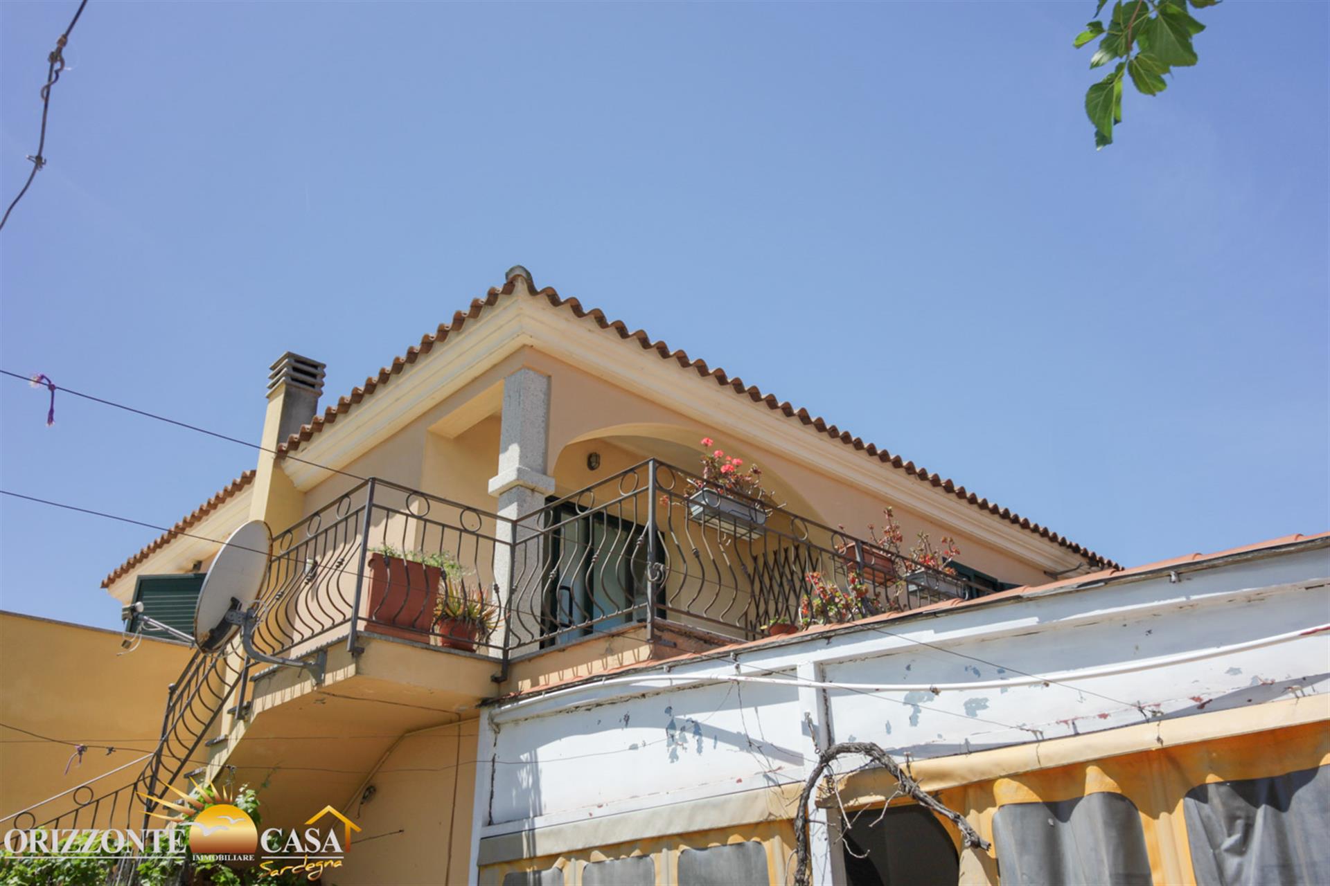 Sardinia – Porto San Paolo – Three-room apartment on the first floor with courtyard.
