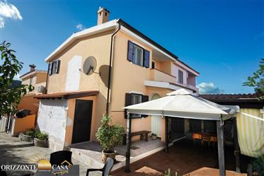 Budoni - Tanaunella. Four-Room villa with two bathrooms and large short a stone's throw from the sea