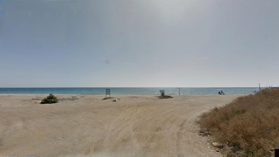 Zeldzaam perceel aan zee om te bouwen op slechts 100 meter van het strand van Almerimar!