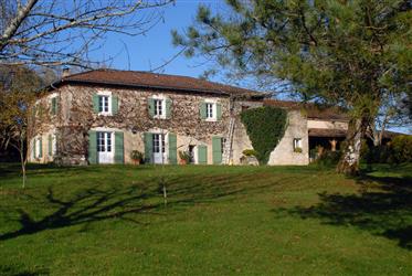 Villa with guesthouse on 16533m² of land.