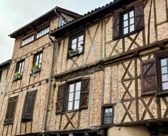 Character apartment with delightful patio, historic centre Figeac (Lot)