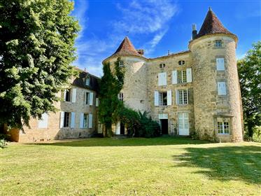 Domaine Exceptionnel De 27 Ha Avec Chateau Du XVIe Dans Le Quercy , Proche Figeac (Lot)