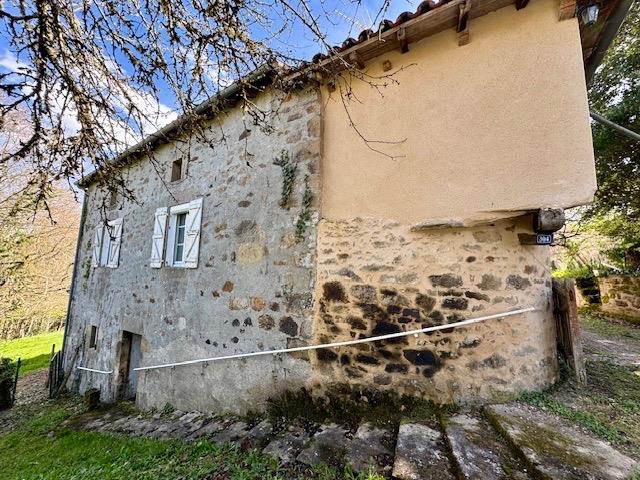Old farmhouse on more than 15 ha in the vicinity of Figeac (Lot)
