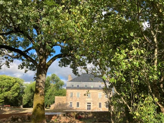 Superb eighteenth century manor house, very elegant recent renovation, with swimming pool, tennis c