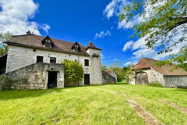 Very beautiful Quercy property of character on almost 3 ha, swimming pool, outbuildings, dominant v