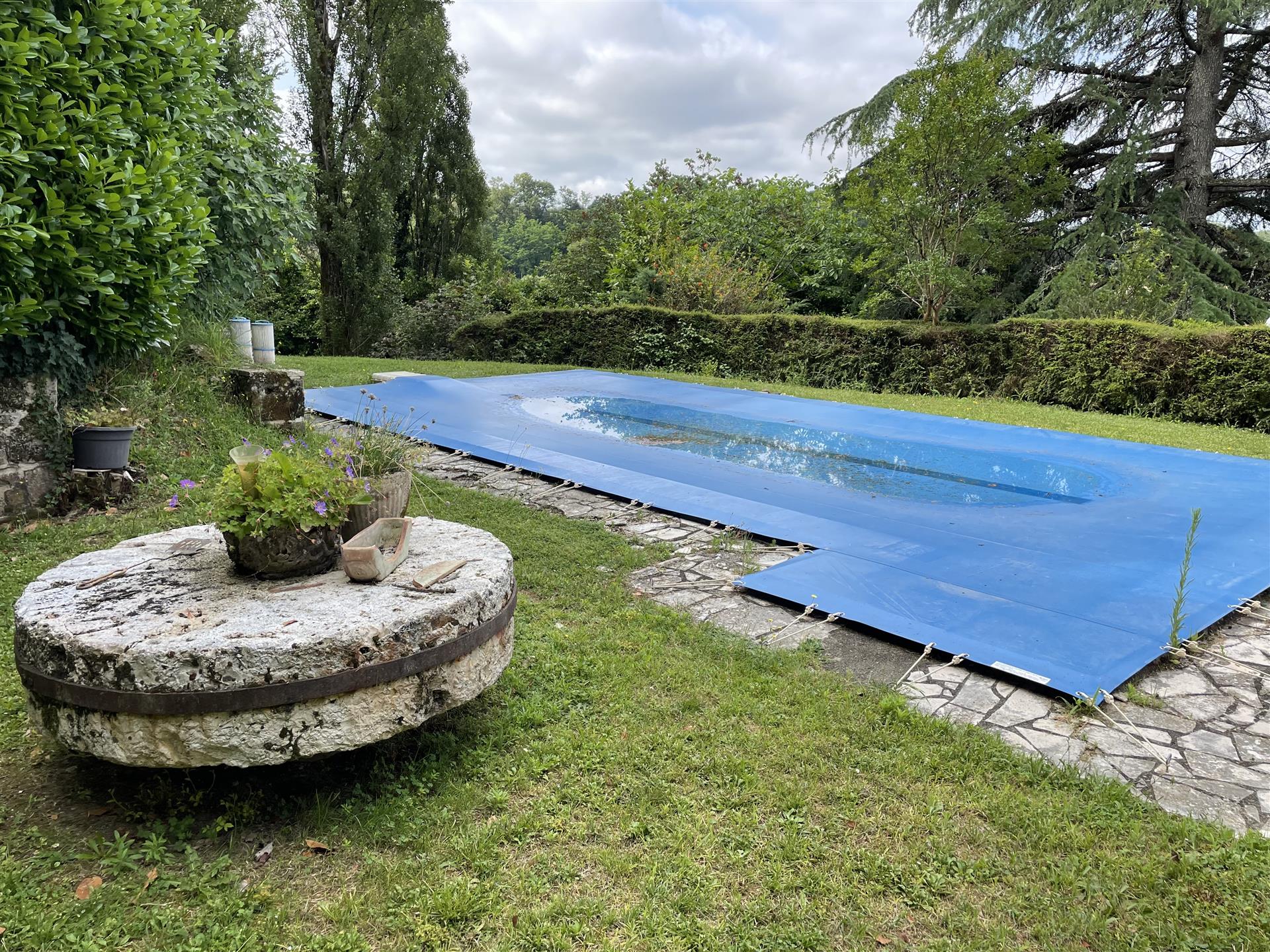 Large property with swimming pool and wooded park at the gates of Figeac (Lot)