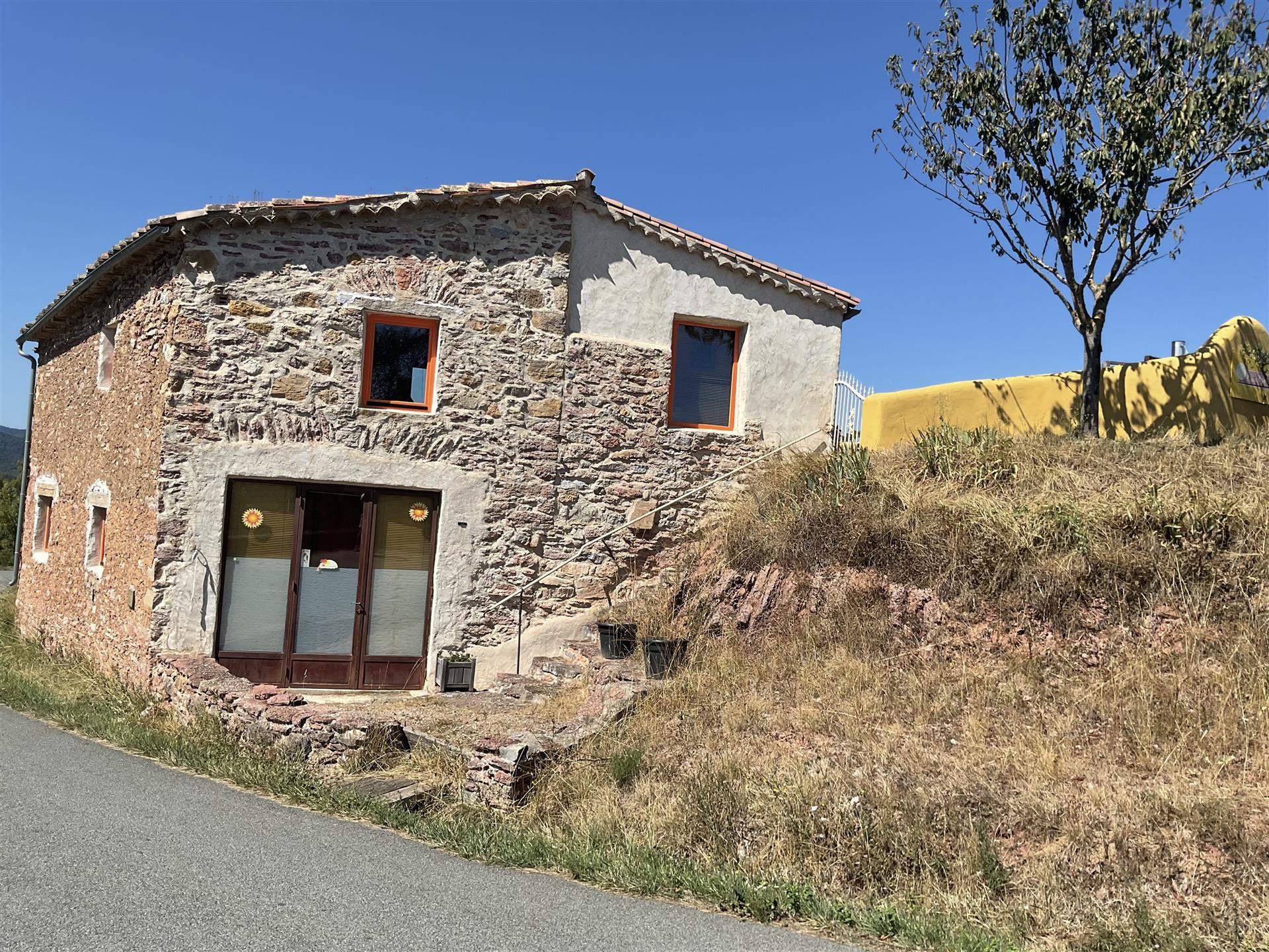 Casa unifamiliar amueblada con casa rural en las afueras del pueblo