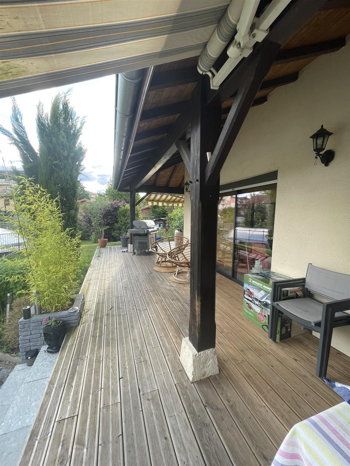 Property, outbuildings, cottages and land 1 hour from Geneva 