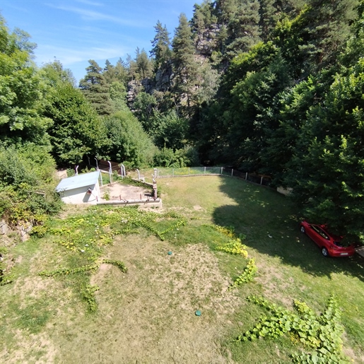 Steinhaus, großer Garten, Flussufer, ruhig, 5 Minuten vom Zentrum von Saint Chély d'Apcher entfernt