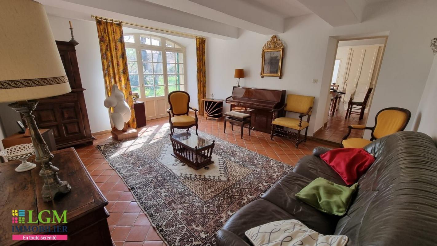 Orange Sud - Renovated farmhouse in the Provençal Sytle with outbuildings that can be converted on 
