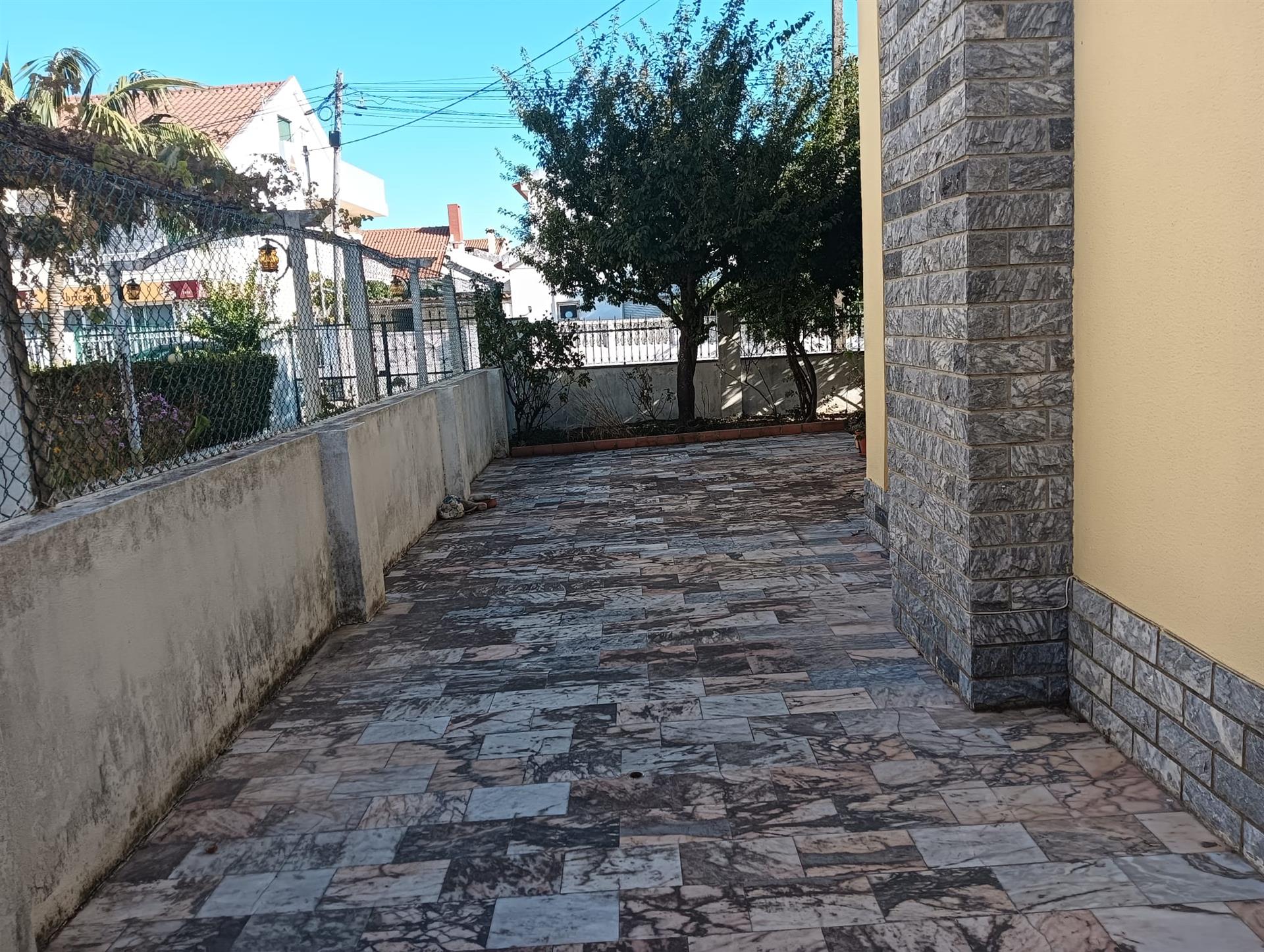 3 +1 bedroom detached house with outdoor space and garage in the center of Charneca da Caparica, 5 