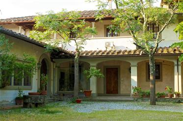 Villa sur les collines de Florence. Région de Careggi