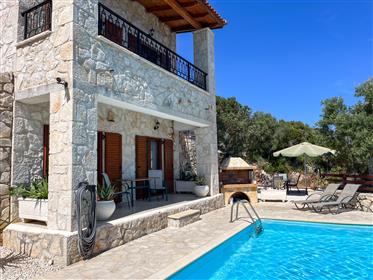 Villa en pierre de 3 étages surplombant la plage de Xygia