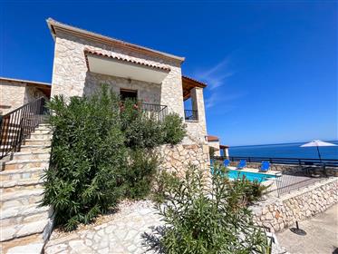 Stenen villa met 3 verdiepingen en uitzicht op het strand van Xygia