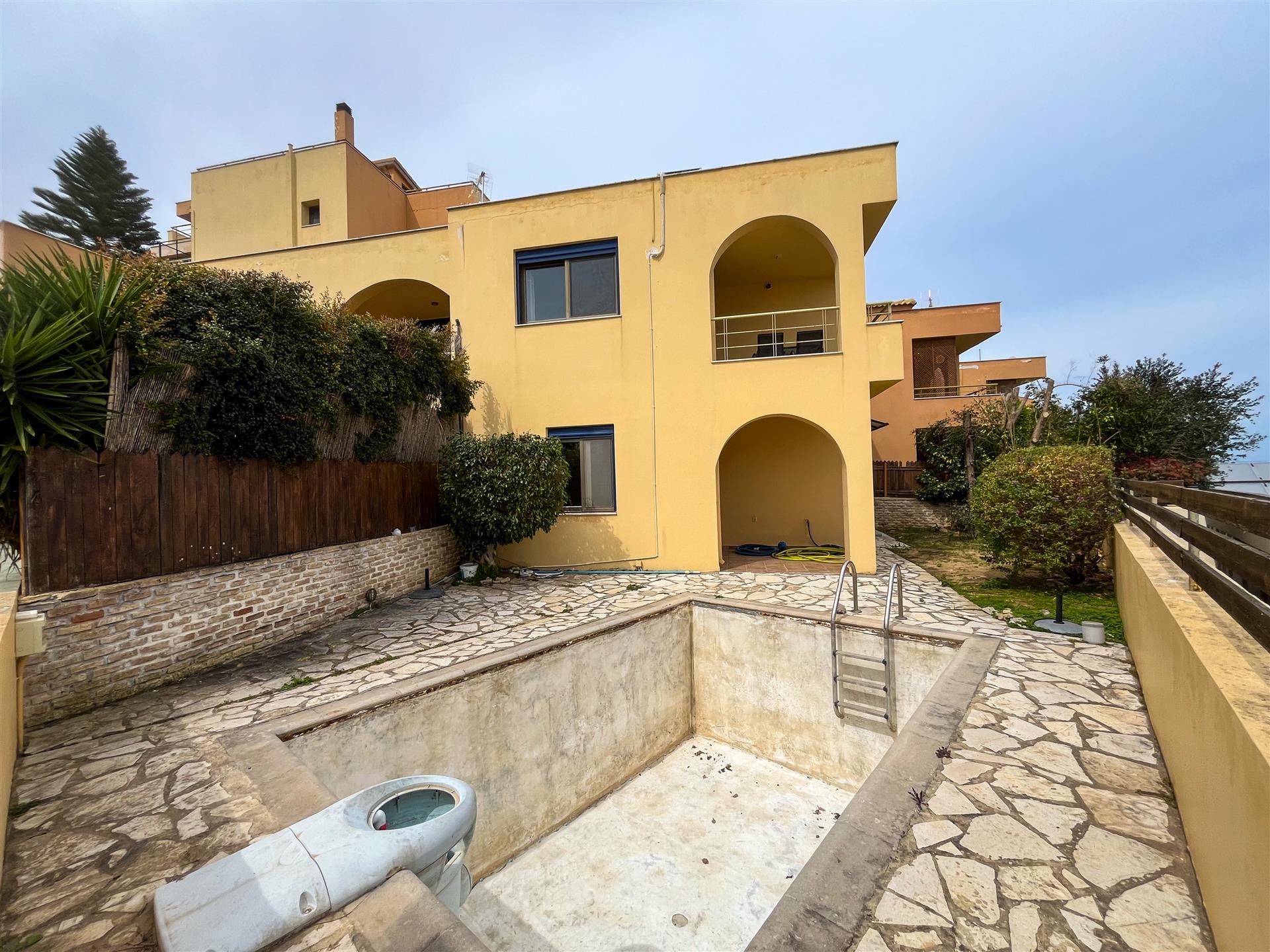 Split level maisonette with pool and sea view