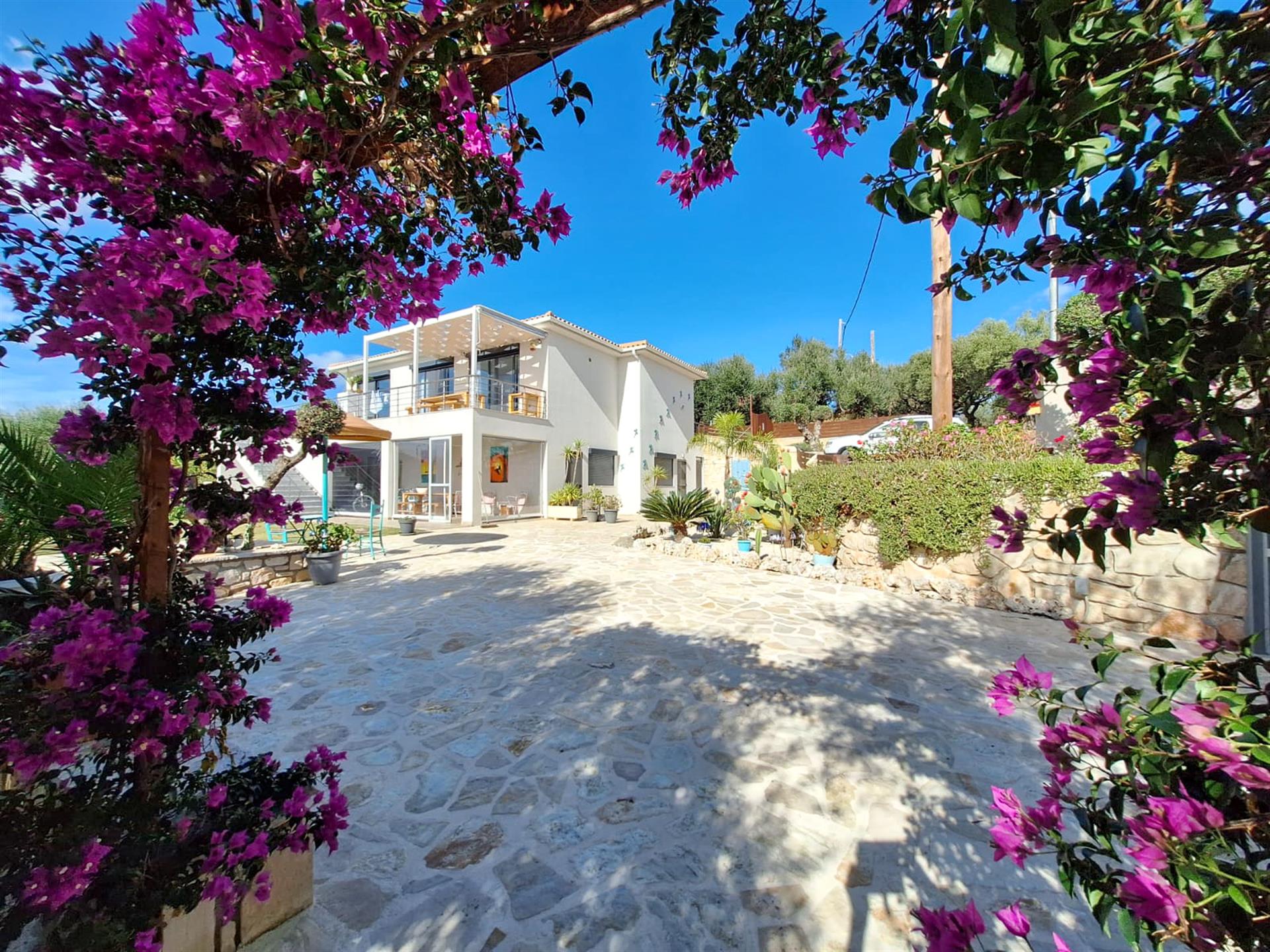 Opmerkelijke villa met uitzicht op het eiland Marathonisi
