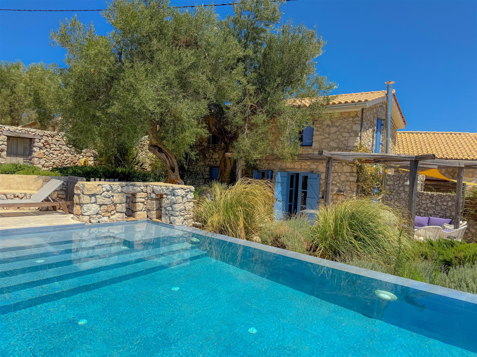 Charmosa Villa de Pedra Reformada com Piscina e Apartamento de Hóspedes em Peligoni Hills