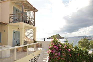 Живописна резиденция с изглед към пристанището на Агиос Николас