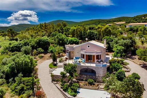 Majestueuse villa en pierre dans les collines du nord-est de Zakynthos