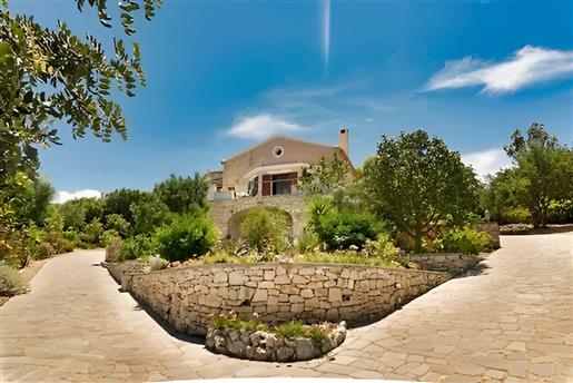 Majestueuse villa en pierre dans les collines du nord-est de Zakynthos