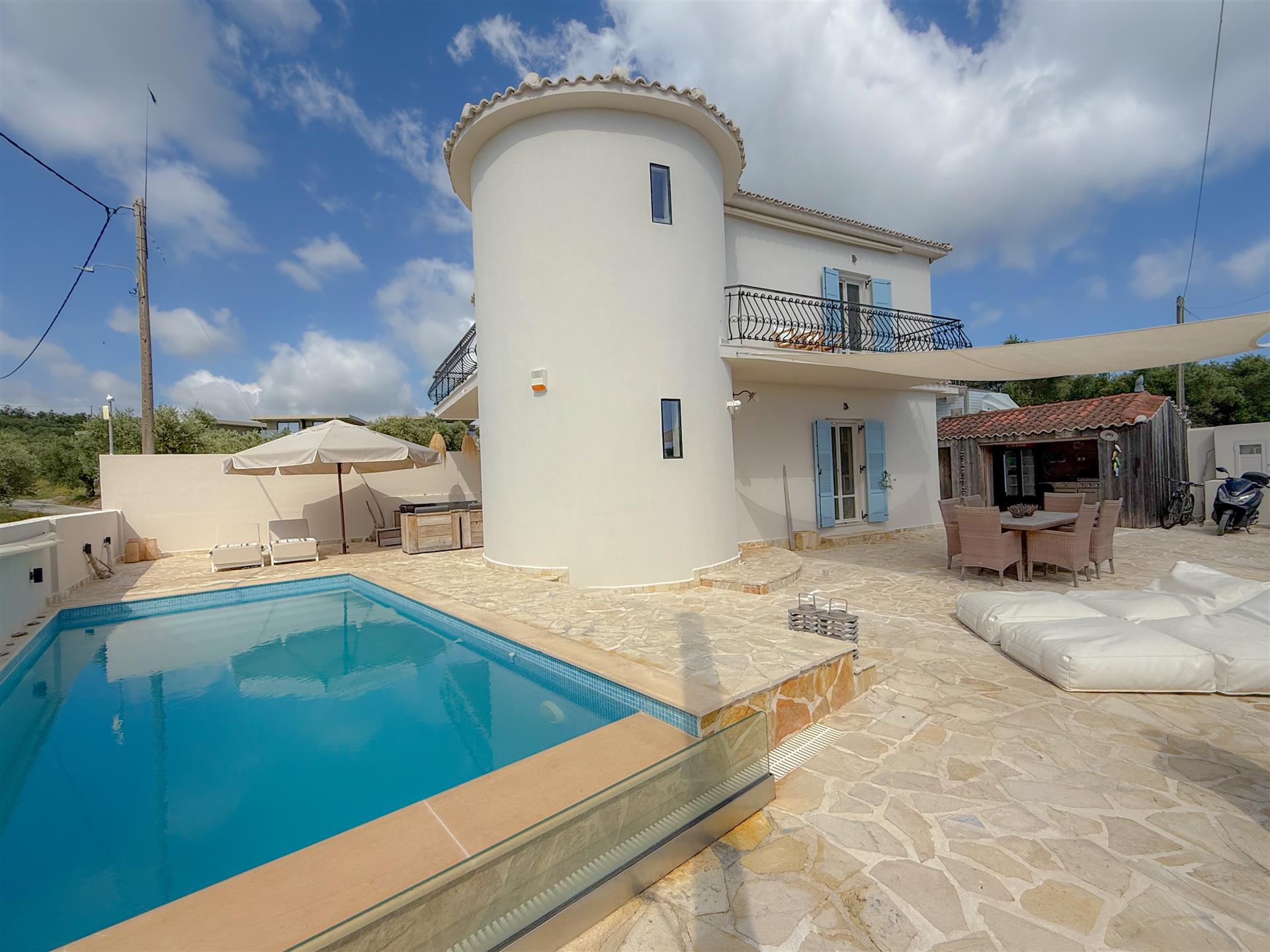 Beautifully renovated sea view property in Planos