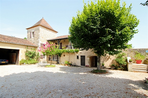 Character stone property with its outbuildings and its interior courtyard of 1.77 hectares