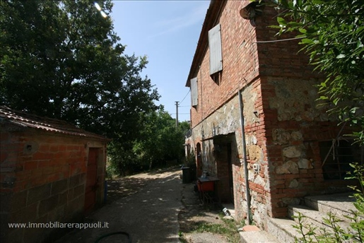 On sale to be restored farmhouse in Trequanda of 171 sqm