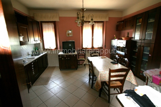 On sale in the country portion of farmhouse of 240 sqm