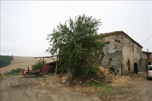On sale to be restored farmhouse of 500 sqm on two floors