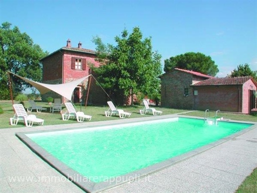 Lucignano on sale old country house in a panoramic positio