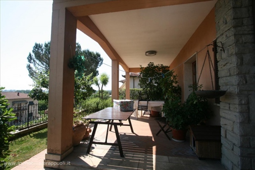 Situated in Sinalunga on sale detached house in a panorami
