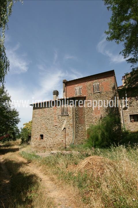Trequanda on sale in a hilly position tower house of 121 s