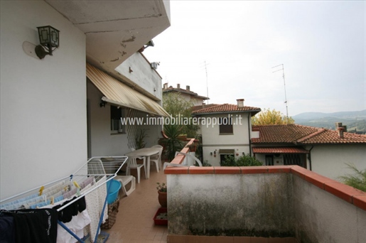 Sinalunga (upper part) on sale apartment with independent